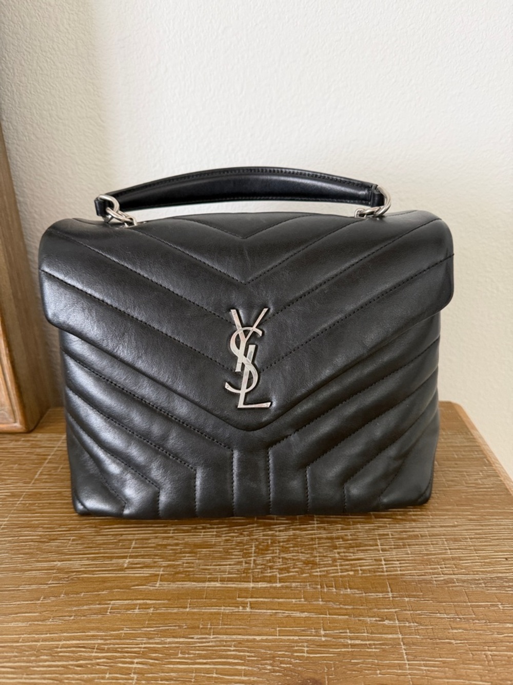 SAINT LAURENT 
Medium Loulou Chain Satchel Black